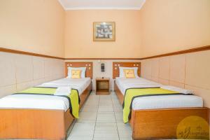 Habitación con 2 camas en una habitación con: en Hotel Patradisa by My Hospitality, en Bandung