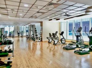 een fitnessruimte met loopbanden en fitnessapparatuur in een kamer bij Torch Tower,Dubai Marina - 1BR Apartment - Allsopp&Allsopp in Dubai