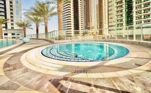 een groot zwembad in een stad met hoge gebouwen bij Torch Tower,Dubai Marina - 1BR Apartment - Allsopp&Allsopp in Dubai