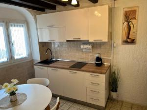 Kuchyň nebo kuchyňský kout v ubytování Apartment ALESSIA