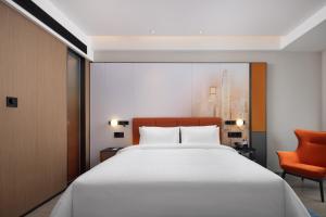 เตียงในห้องที่ Hampton by Hilton Shenzhen Futian Huaqiangbei