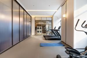 un gimnasio con una fila de cintas de correr en Citynote S Hotel, en Guangzhou