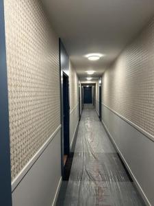 a long hallway with white walls and a long aisle at Studio moderne in Thoiry