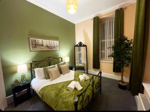 - une chambre avec un lit et 2 serviettes dans l'établissement Apartment 2 West County by Prestige Properties SA, à Millom