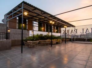 un restaurant avec des tables et des chaises sur une terrasse dans l'établissement Hotel Imperial Park, à Gurgaon