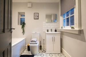 uma casa de banho branca com um WC e um lavatório em MARSH lux 2 em Manchester