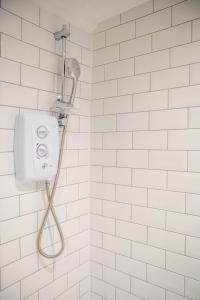 um secador de cabelo na parede da casa de banho em MARSH lux 2 em Manchester