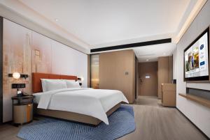 เตียงในห้องที่ Hampton by Hilton Shenzhen Futian Huaqiangbei