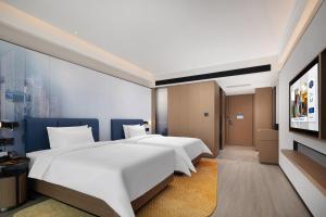 เตียงในห้องที่ Hampton by Hilton Shenzhen Futian Huaqiangbei