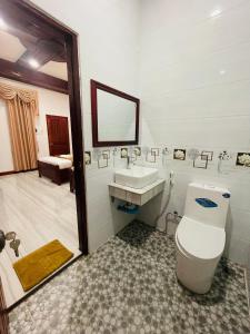 La salle de bains est pourvue de toilettes et d'un lavabo. dans l'établissement PhaiLin Hotel, à Luang Prabang