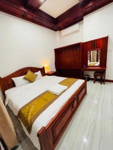 Säng eller sängar i ett rum på PhaiLin Hotel