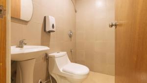 Koupelna v ubytování RedDoorz at Ranchotel Alabang