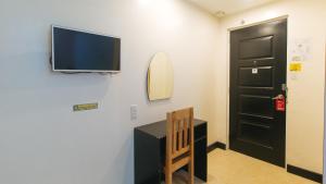 TV a/nebo společenská místnost v ubytování RedDoorz at Ranchotel Alabang