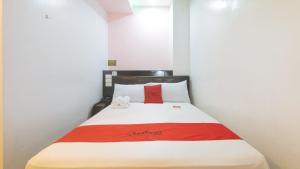 Postel nebo postele na pokoji v ubytování RedDoorz at Ranchotel Alabang