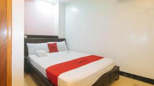 Postel nebo postele na pokoji v ubytování RedDoorz at Ranchotel Alabang