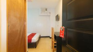 Postel nebo postele na pokoji v ubytování RedDoorz at Ranchotel Alabang