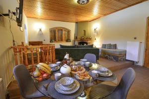 einen Tisch mit Essen darauf im Wohnzimmer in der Unterkunft Capris Rustic Ηouse with Mountain View in Archaia Feneos