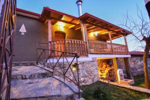 eine Veranda mit einer Terrasse an einem Haus in der Unterkunft Capris Rustic Ηouse with Mountain View in Archaia Feneos
