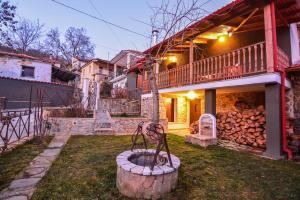 een huis met een brandkraan in de tuin bij Capris Rustic Ηouse with Mountain View in Archaia Feneos +31 foto's