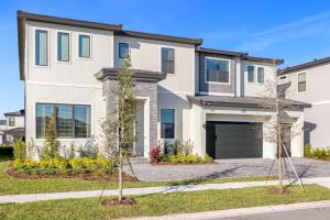 ein großes weißes Haus mit Auffahrt in der Unterkunft Home Next to Seaworld w Pool, Hot Tub, Theatre, Games in Orlando