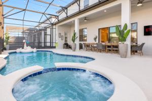 una piscina en medio de una casa en Home Next to Seaworld w Pool, Hot Tub, Theatre, Games, en Orlando