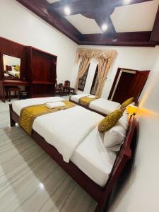 Un pat sau paturi într-o cameră la PhaiLin Hotel