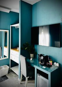 ローマにあるTrastevere Houseの青い壁の客室で、テーブル、トースターが備わります。