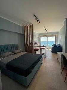 um quarto com uma cama grande e uma sala de estar em Charaki Sea Breeze Modern Studio with Balcony em Haraki