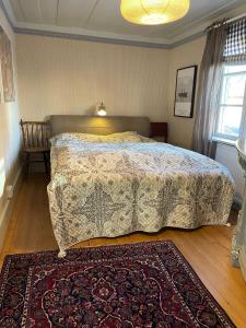 a bedroom with a bed and a rug at Prästgatanett Apartments in Östersund