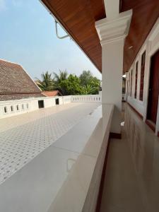 vista para o pátio de um edifício em PhaiLin Hotel em Luang Prabang