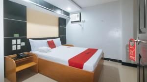 Postel nebo postele na pokoji v ubytování RedDoorz at Ranchotel Alabang