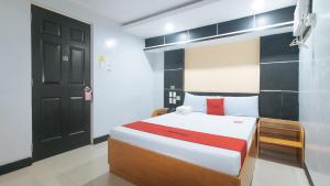 Postel nebo postele na pokoji v ubytování RedDoorz at Ranchotel Alabang