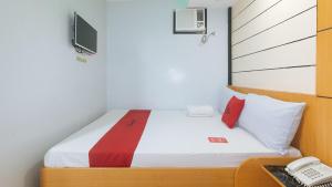 Postel nebo postele na pokoji v ubytování RedDoorz at Ranchotel Alabang