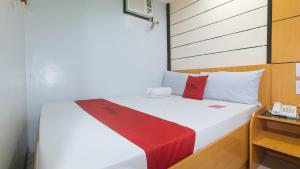 Postel nebo postele na pokoji v ubytování RedDoorz at Ranchotel Alabang