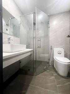 La salle de bains est pourvue de toilettes, d'un lavabo et d'une douche. dans l'établissement 1986's Hotel, à Dong Quan