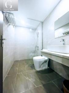 La salle de bains blanche est pourvue de toilettes et d'un lavabo. dans l'établissement 1986's Hotel, à Dong Quan