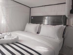 سرير أو أسرّة في غرفة في Skybeach apartment