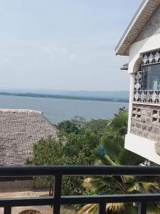 uma vista para o oceano a partir de uma varanda em Skybeach apartment em Kisumu