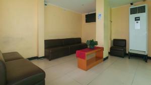 Posezení v ubytování RedDoorz at Ranchotel Alabang