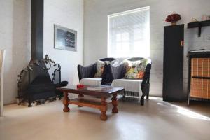 ein Wohnzimmer mit einem Sofa und einem Couchtisch in der Unterkunft Bronze Grove Farm and Chalets in Barrydale