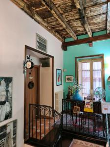 パレルモにあるVittorio Emanuele Rooms di Prinziの階段と壁掛け時計のある部屋