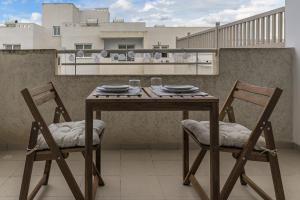 Μπαλκόνι ή βεράντα στο Creative 1br Pool view Apt with covered parking