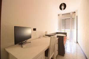Habitación con escritorio y TV de pantalla plana. en The Ritual, en Porto Torres