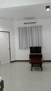 una habitación con un piano en el medio en Sharana Pensionne, en Davao City