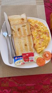 ルアンパバーンにあるPhaiLin Hotelのトーストと卵を含む朝食用の食品
