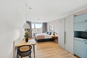 een slaapkamer met een bed en een tafel in een kamer bij limehome Salzburg Sterneckstr. in Salzburg