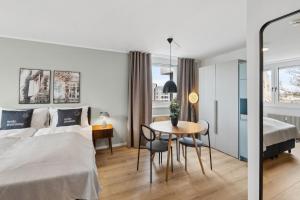 um quarto com uma cama, uma mesa e uma cama em limehome Salzburg Sterneckstr. em Salzburgo