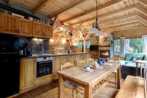 eine Küche mit einem Holztisch und einem Esszimmer in der Unterkunft Life House-Semkovo in Belitsa