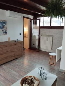 ein Wohnzimmer mit Holzboden und einem Tisch in der Unterkunft My Cozy Home in Brindisi