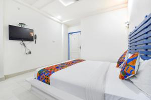 Ένα ή περισσότερα κρεβάτια σε δωμάτιο στο FabHotel Istana Inn